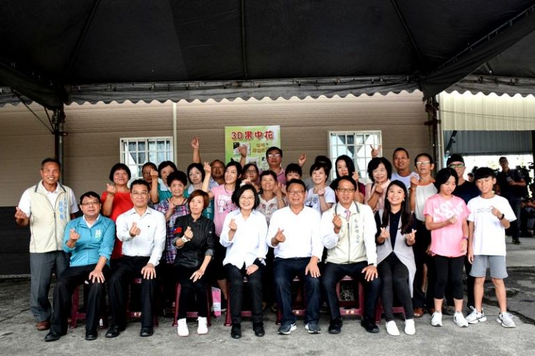 蔡英文總統訪問新愛佳協會 與武芳草老師學做3D果凍花