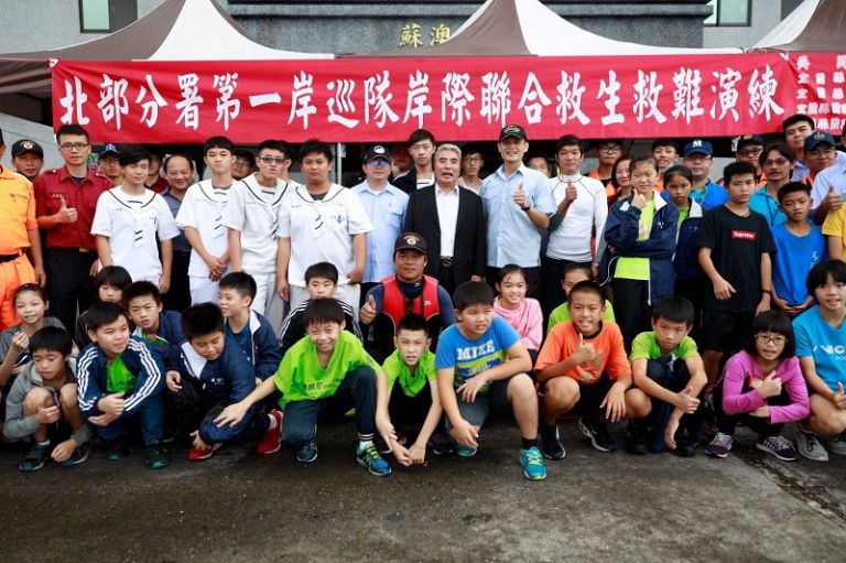 海巡署第一巡防區指揮部 舉行岸際聯合救生救難演練