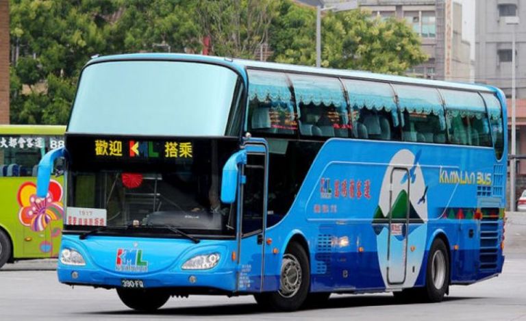 葛瑪蘭客運班車國道5號冒濃煙 所幸車上無乘客