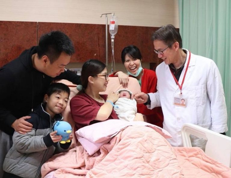 太巧合！國慶寶寶醫生為2019元旦寶寶接生