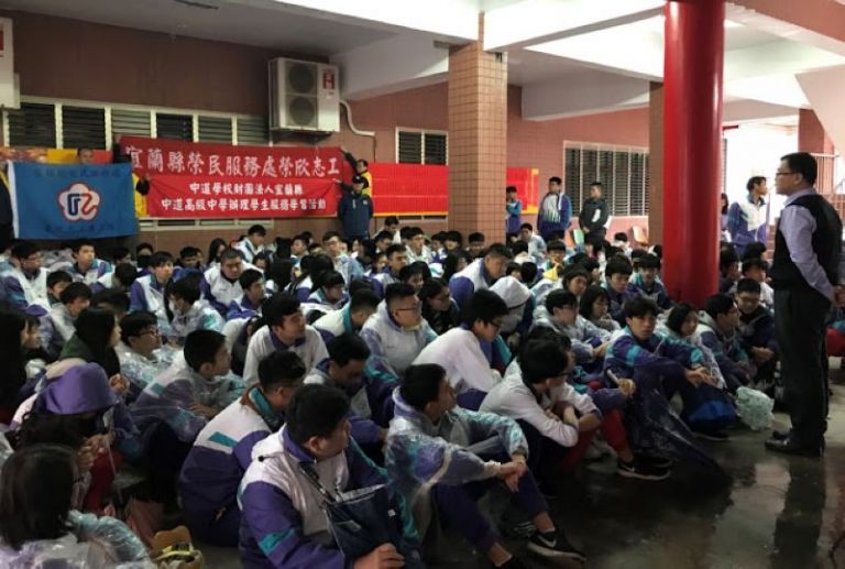 中道學生犧牲假期 到岳明新村打掃環境