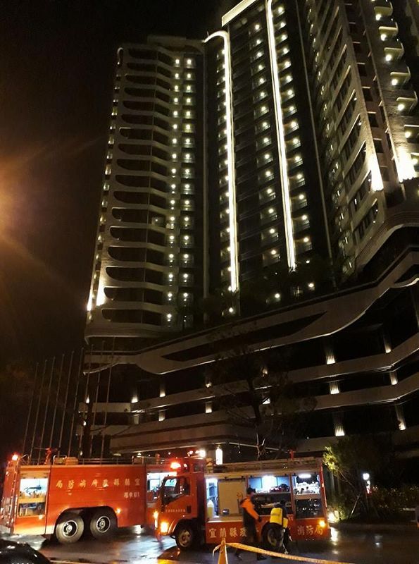 村卻國際觀光酒店頂樓冒濃煙是地熱水蒸汽啦!