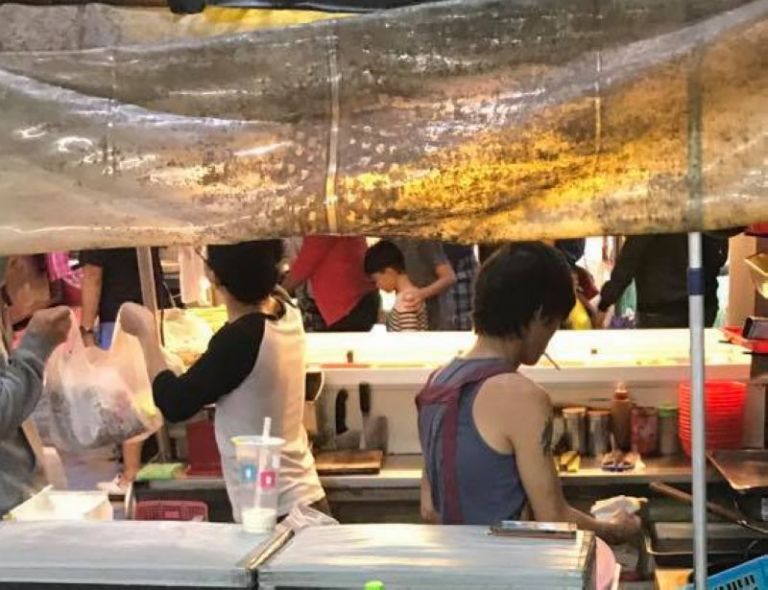 羅東夜市鹹酥雞攤商邊炸邊抽煙消費者嘔心