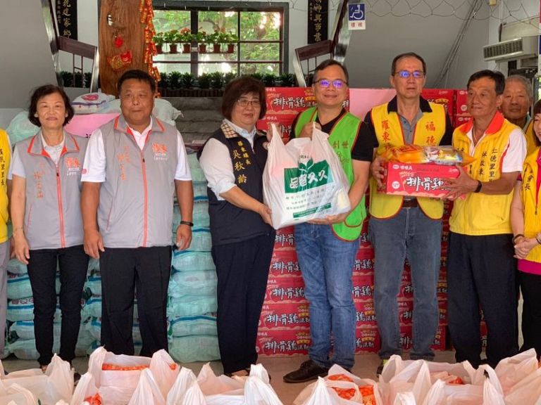 羅東鎮公所 中山公園福德廟 捐贈中元祭品給5家慈善團體