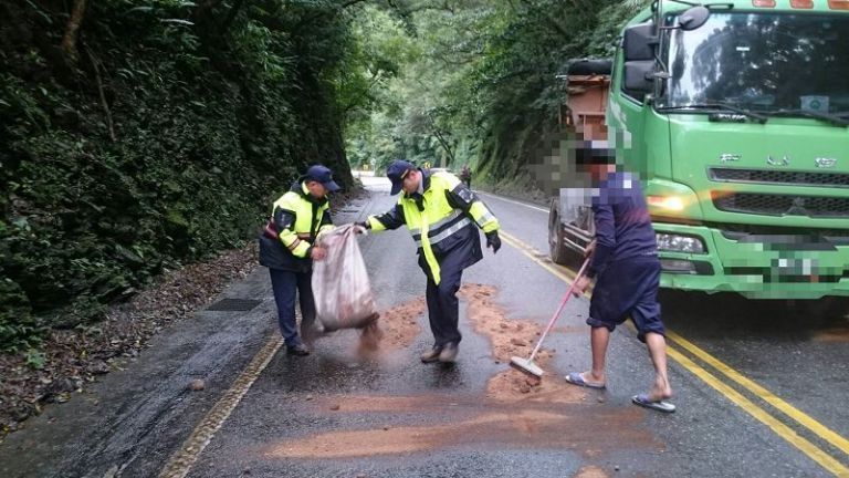 蘇花公路車禍油漬滿地蘇澳波麗士協助清理【影音新聞】