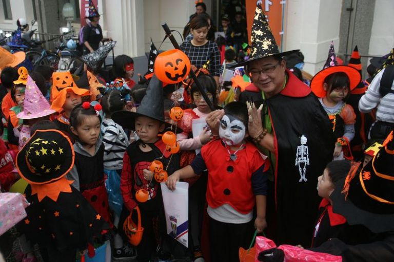 西方萬聖節冬山街頭出現眾小鬼向商家討糖吃【影音新聞】