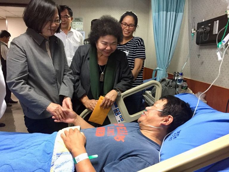 總統蔡英文羅東博愛醫院 探視普悠瑪翻覆傷患