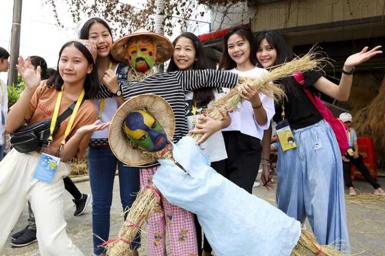 泰國的青年藝術協會 參訪珍珠社區學習製作稻草人