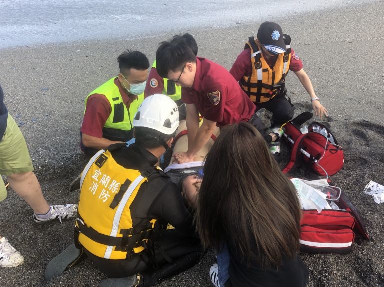 南方澳情人灣溺水事件1人獲救1人沒有生命跡象