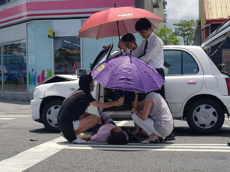 車禍重創昏倒住商不動產員工撐傘遮蔭成最美麗的風景