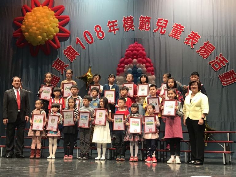 羅東鎮兒童節237位模範兒童接受吳秋齡鎮長表揚