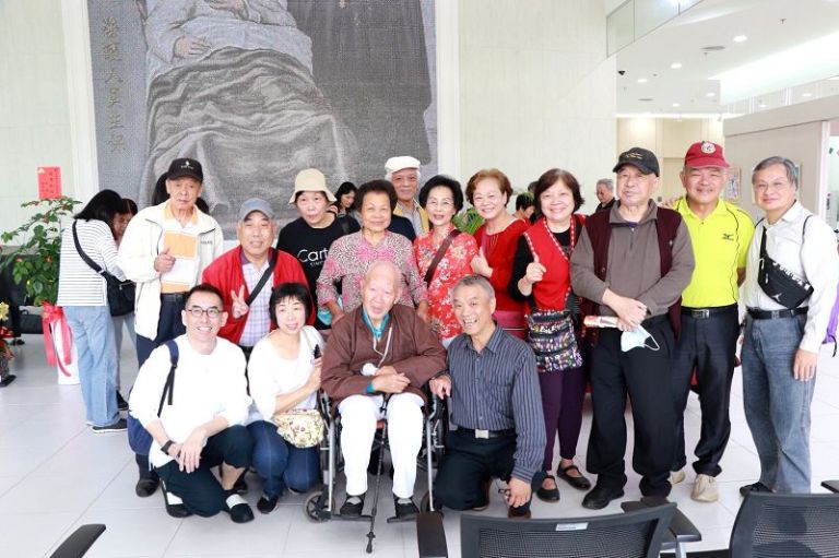 92歲藝術家朱壽石 義賣木雕捐贈聖母醫院