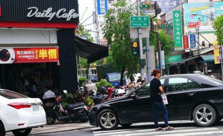 太離譜了 座車停放斑馬線上 人跑到85度C喝咖啡