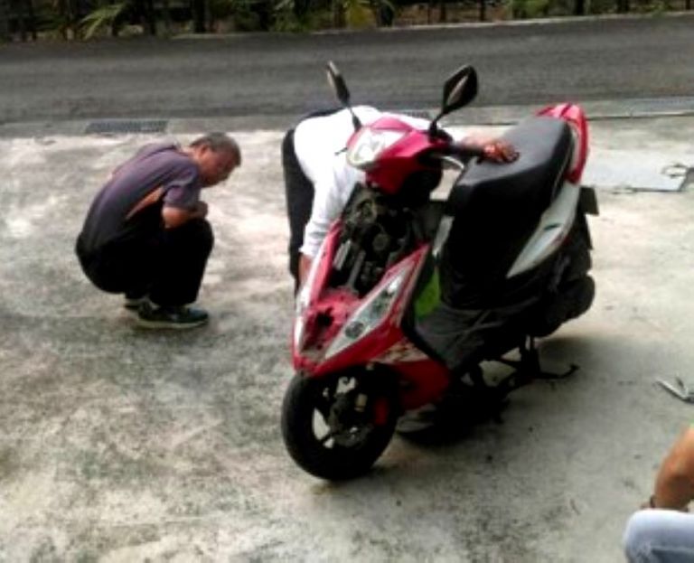 眼鏡蛇藏身機車腳踏板 陳姓男子差點遭蛇吻