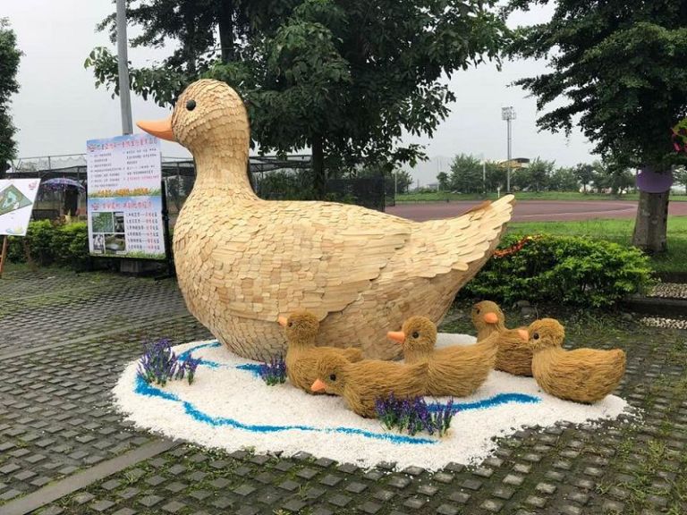 鴨鄉鴨香節熱鬧登場 櫻桃霸王鴨裝置藝術搶盡風頭
