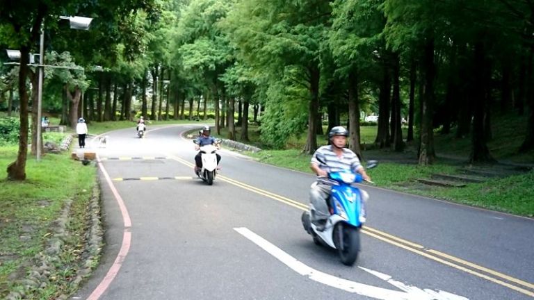 羅東運動公園跳動路面設置不良 縣議員陳鴻禧建議拆除