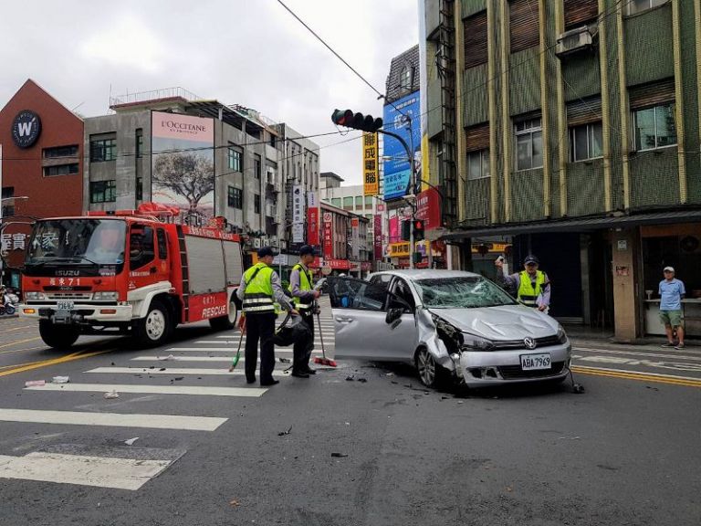 羅東公正路發生連環撞車禍所幸雙方僅受輕傷