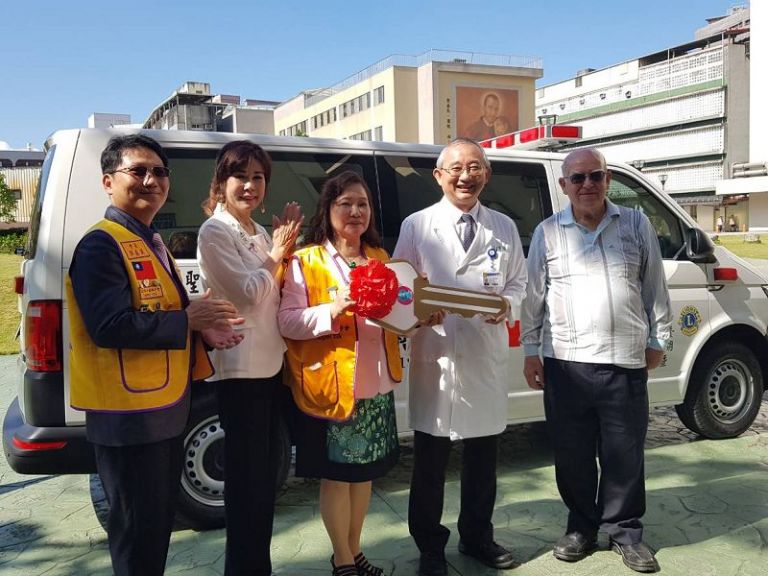 宜蘭女兒胡璧蘭台北市千禧獅子會捐贈救護車給羅東聖母醫院