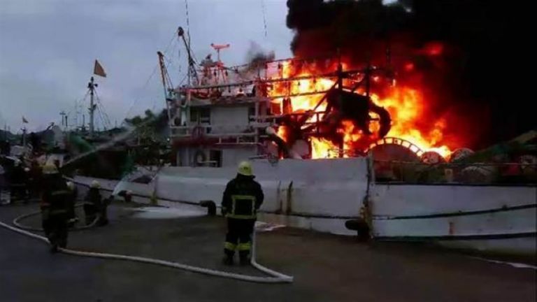 南方澳金勝16號漁船失火 消防隊全力灌救中【影音新聞】