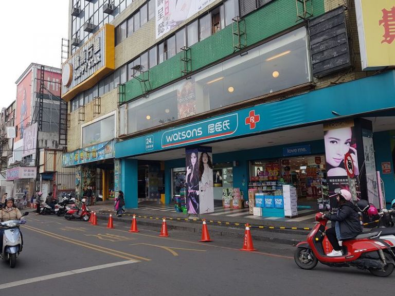 羅東鎮夜市路權歸屬未明 警方圍起封鎖線禁止攤販設攤營業