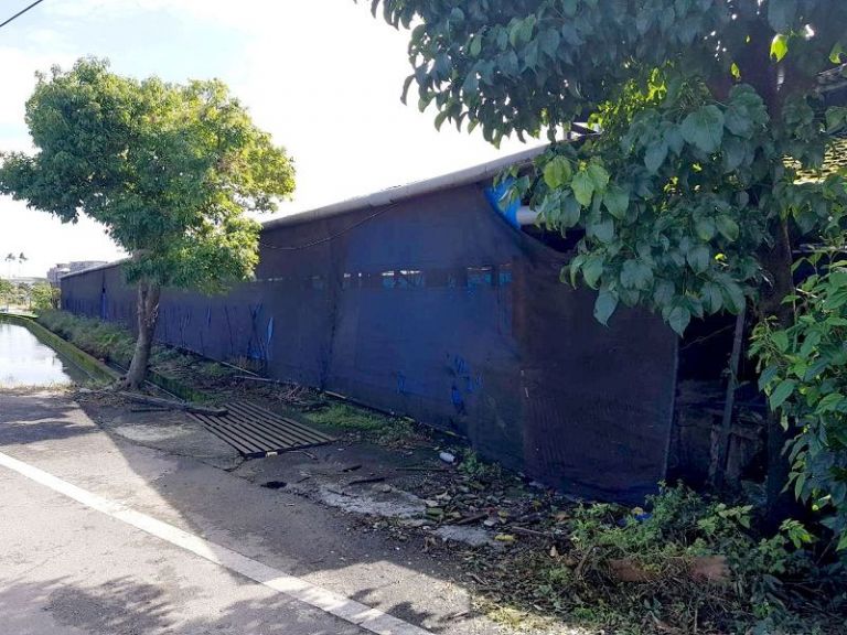 宜環保局深夜稽查五結一家養豬場 當場查獲業者偷排豬糞尿廢水