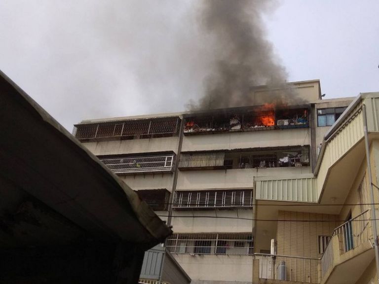羅東西湖大樓7樓住宅發生火警 1名義消頭部掛彩送醫【影音新聞】
