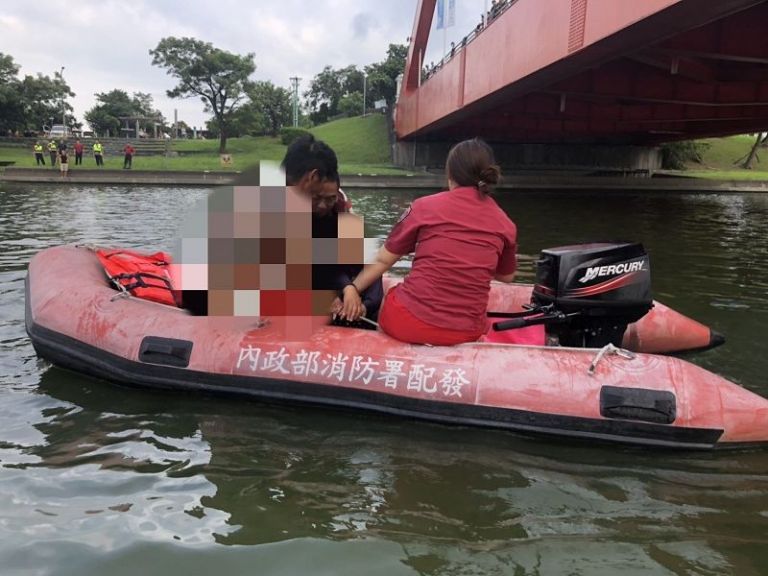 陳姓女子利澤簡橋跳河自殺 幸被消防救難人員及時救起