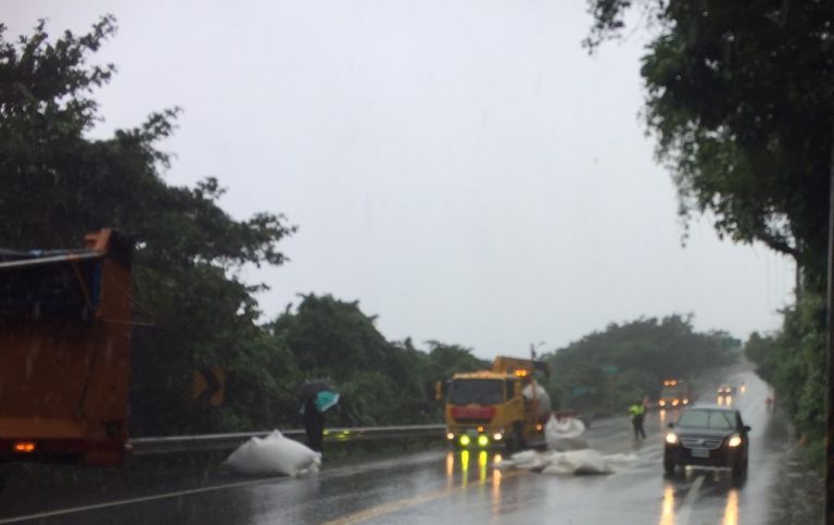 濱海公路二輛對向曳引車擦撞 粗鹽散落一地