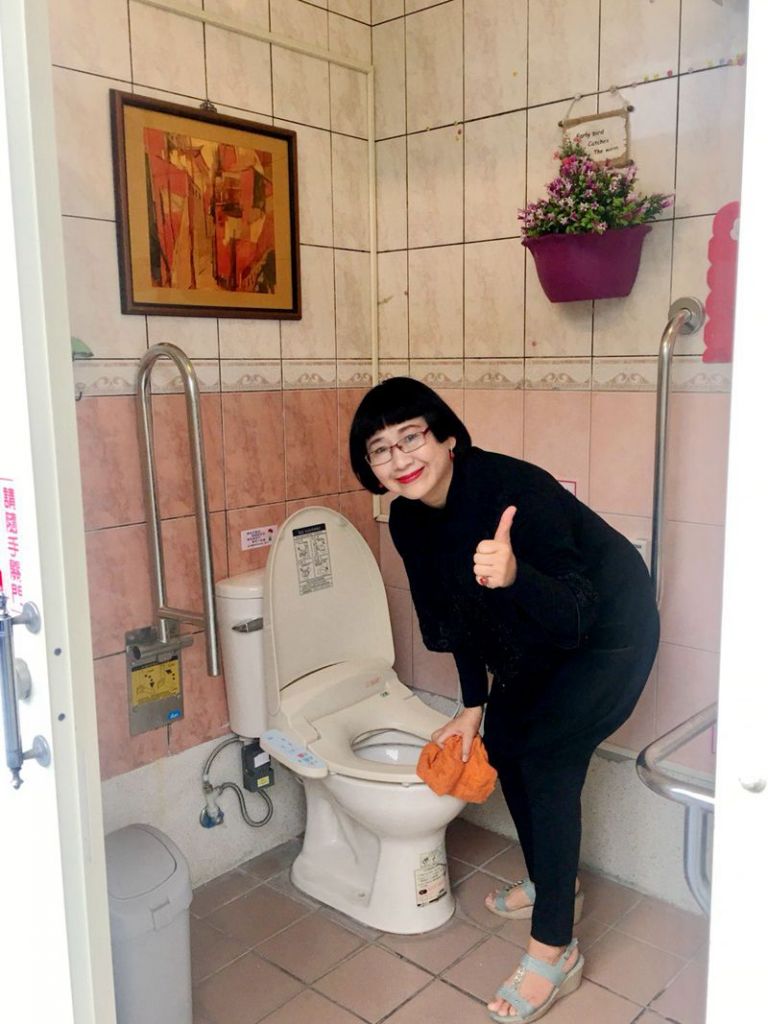 縣長推動廁所文化  民間加油站也設免痔廁所