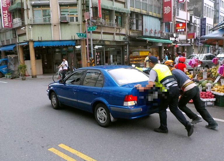 車輛拋錨市區  警察挺力排除