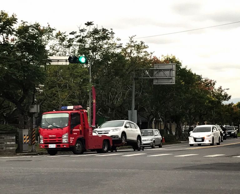 瘋狂奪命連環拖∼拖∼拖⇒全運會周邊車輛勿亂停ㄡ