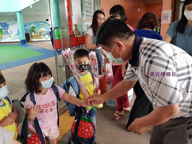 張宜樺鄉長廣送康乃馨．以歌仔戲尬防疫宣傳