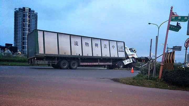 頭城中油加油站前  聯結車撞安全島  號誌燈全毀