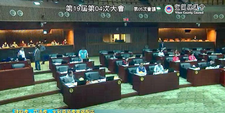 縣議員質詢縣府各單位．要求加速改進