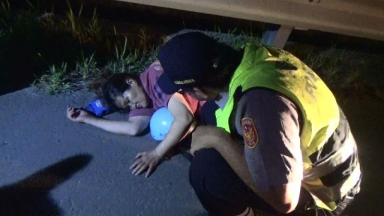 婦女暈倒蘇花公路旁   警察救醒送她返家
