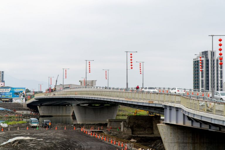 宜蘭橋1/24全面通行 82年歷史舊橋遺構製成紙鎮發送縣民