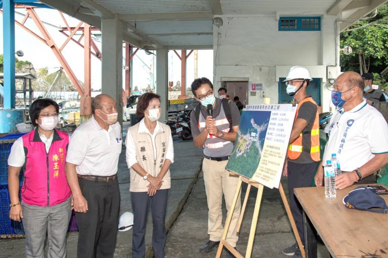 粉鳥林漁港改善工程明年6月完工 林姿妙縣長再度視察施工進度