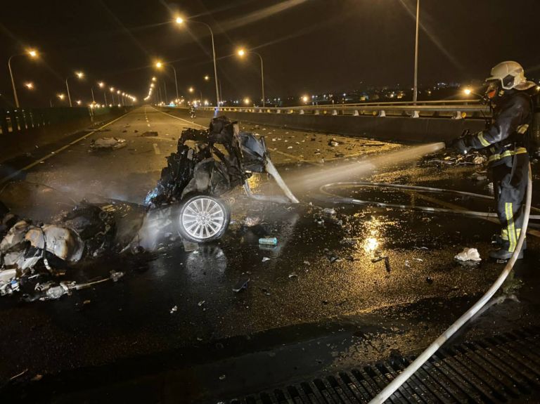 羅東交流道傳死亡車禍 自小客撞分隔島噴飛燒燬【影音新聞】