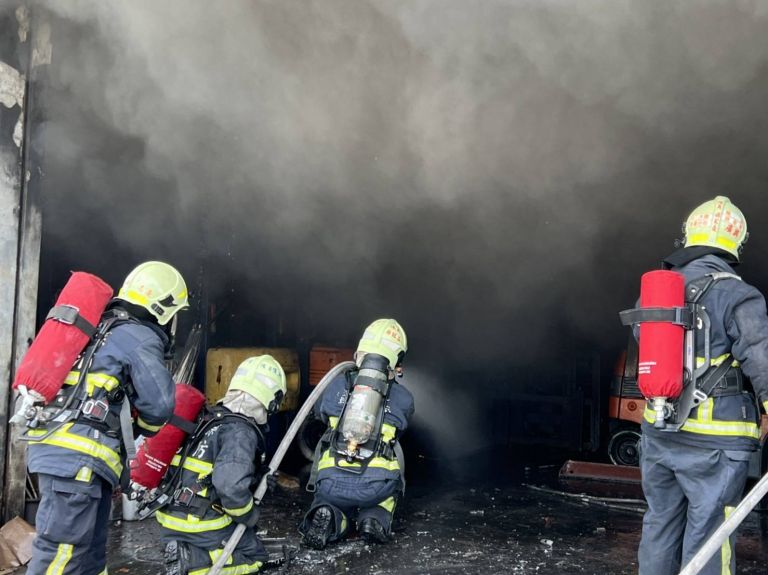 濃煙密布消防車馳援 冬山路二段某機械廠火警【影音新聞】