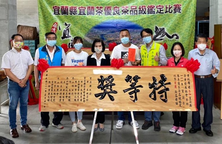 冬山茶農黃秋雄蟬連五度冠軍 縣長林姿妙親往道賀