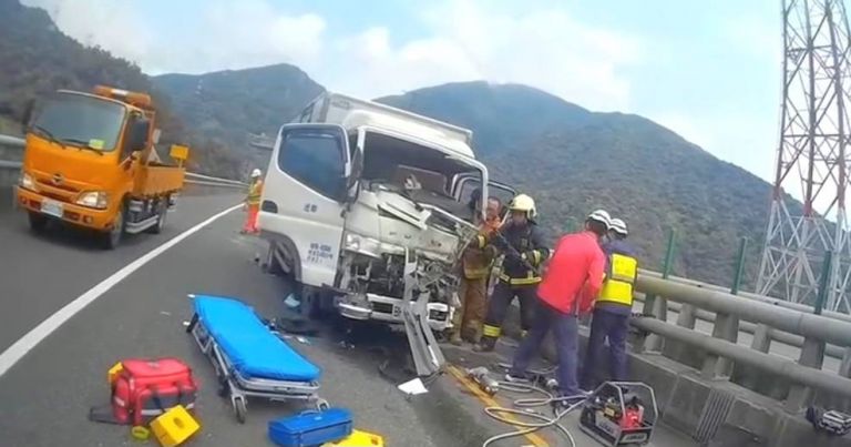 蘇花路傳車禍 小貨車追撞工程車駕駛受傷困車內【影音新聞】