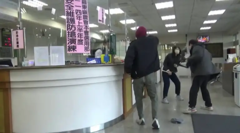 2蒙面歹徒持槍行搶羅東鎮農會 春節前防搶演練情境逼真【影音新聞】