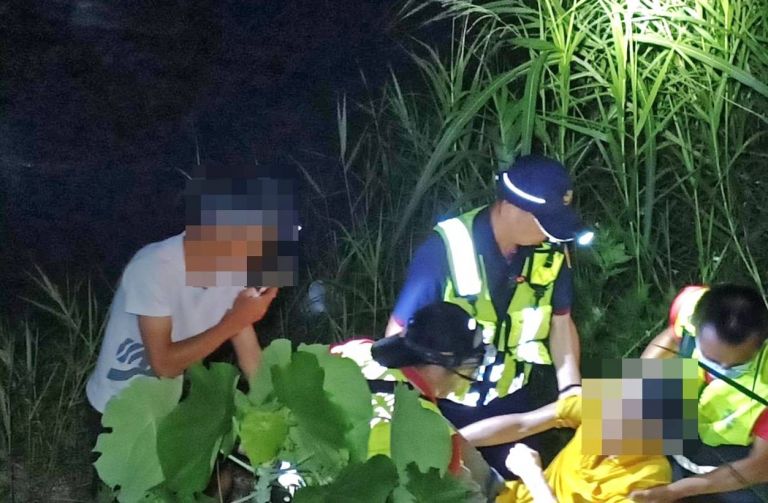 男子跌落湍急溪流 警方及時救援搶回一命【影音新聞】