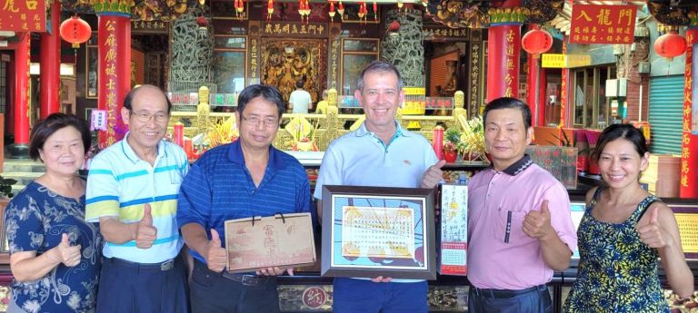 澳洲昆士蘭代表參訪四結福德廟 文史工作者陳榮楷展示670幅藏頭文