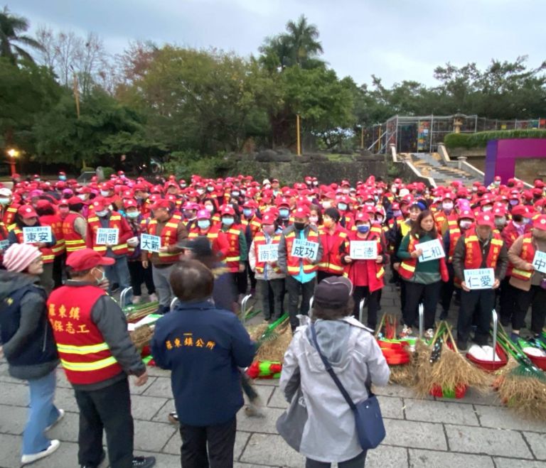 年終大拚掃.好運攏總到! 羅東鎮長帶頭街道大掃除