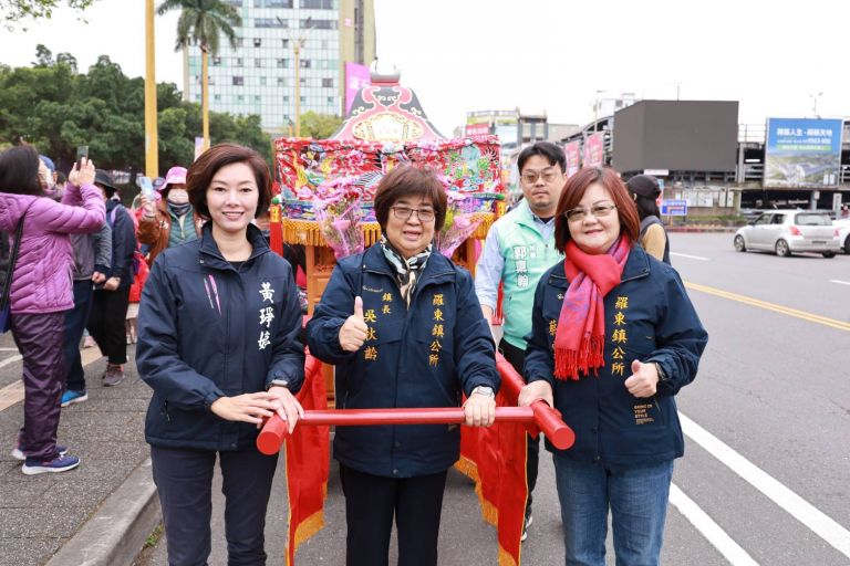 土地公春遊羅東聲勢浩大 擲筊賽由莊小姐喜獲二萬元金龍乙座【影音新聞】