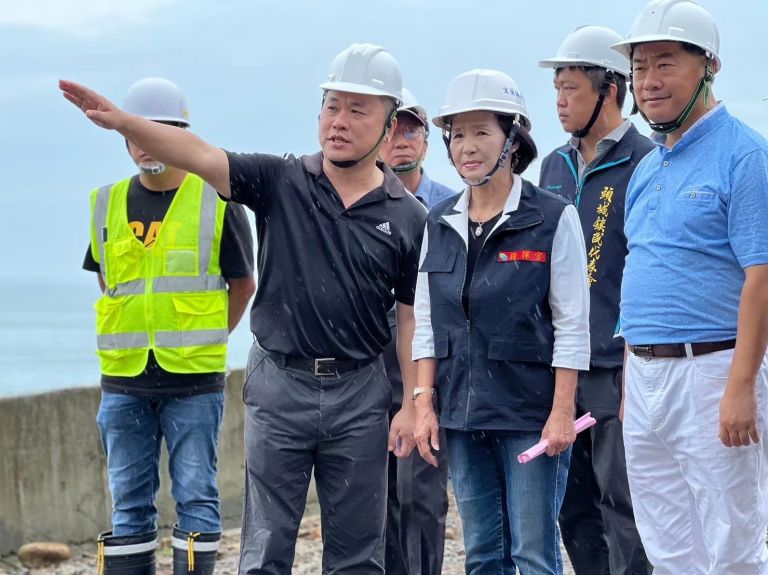 颱風天視察大里國小老舊校舍重建工程 縣長：確保工安