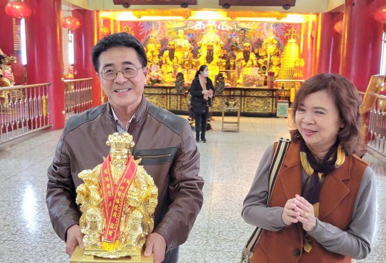 金土地公靈驗 旅美台僑許庭禎恭迎分靈赴美供奉