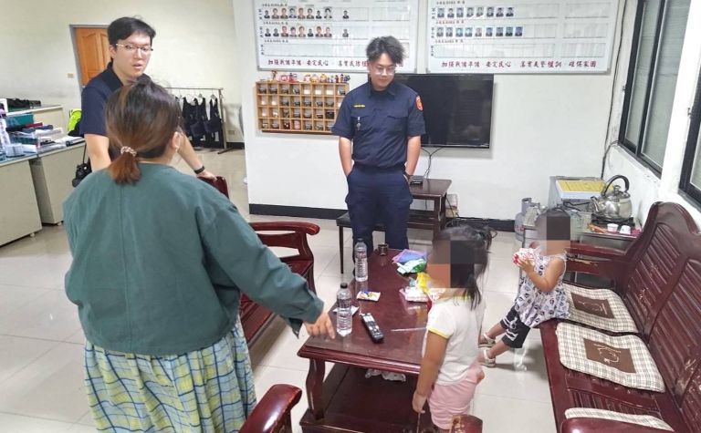 5歲女童帶妹妹離家出走? 欲穿越大馬路驚險讓人捏冷汗【影音新聞】