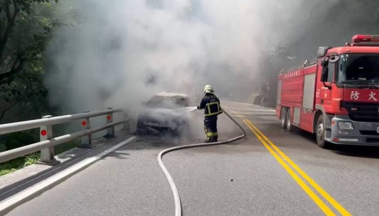 蘇花公路傳火燒車 消防隊緊急滅火搶救中【影音新聞】